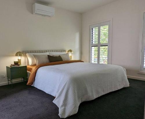 奥尔伯里Location & luxury 2BR 2 Bath的白色的卧室设有一张大床和一个窗户