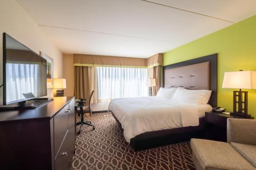 默夫里斯伯勒Holiday Inn Murfreesboro, an IHG Hotel的配有一张床和一台平面电视的酒店客房