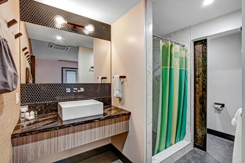 棕榈泉Mahala的一间带水槽和淋浴的浴室