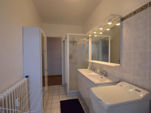 埃维昂莱班Appartement Évian-les-Bains, 2 pièces, 4 personnes - FR-1-498-72的一间带水槽、卫生间和镜子的浴室