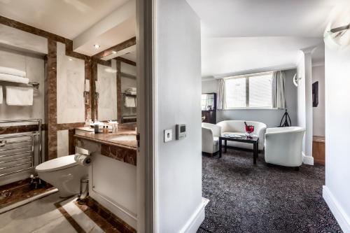 伦敦世界华盛顿梅菲尔酒店的客房内设有带水槽和卫生间的浴室