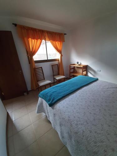 HorconCabaña entre Nogales的一间卧室设有一张大床和一个窗户。