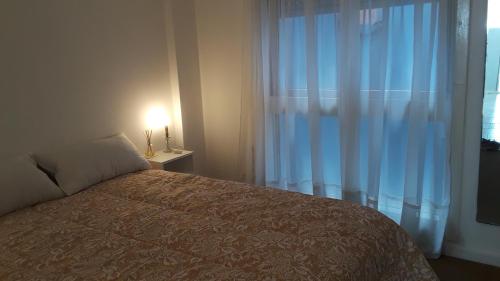 圣费尔南多SANFER的一间卧室配有一张床和一个光线充足的窗户