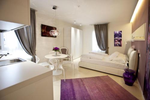维罗纳Opera Relais De Charme - Aparthotel的客厅配有沙发和桌子