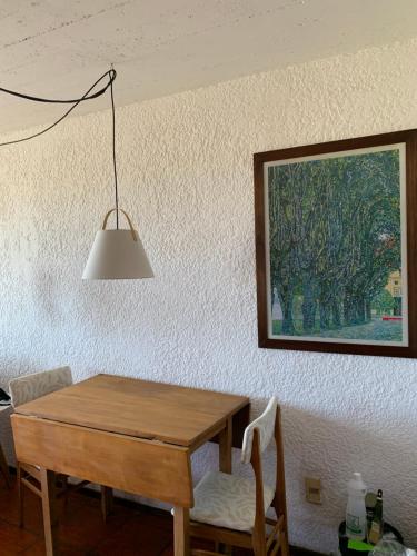 拉帕洛马Balcones del Cabito 008的餐桌,墙上挂着绘画