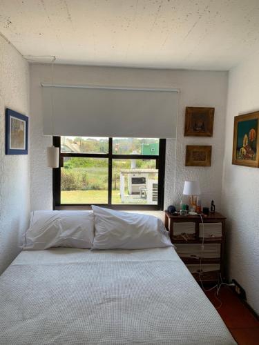 拉帕洛马Balcones del Cabito 008的一间卧室设有一张大床和一个窗户。