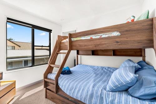 Surf BeachCoast Leumeah的一间卧室配有双层床和窗户。