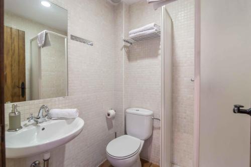 塞拉内华达雪人旅舍的白色的浴室设有卫生间和水槽。