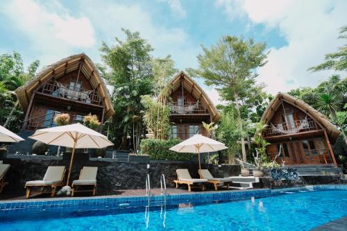乌鲁瓦图巴厘岛山谷S度假酒店的一座带游泳池和两栋建筑的度假村