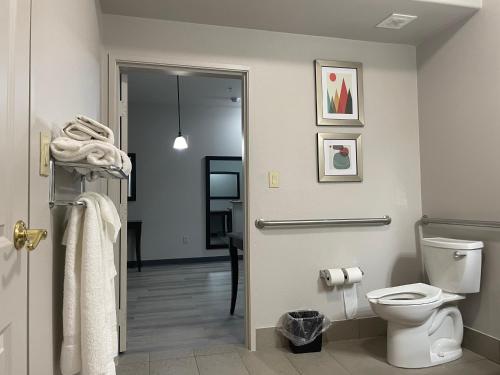 大学城学院站江山套房旅馆的一间带卫生间的浴室和一个带毛巾的门