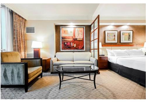 拉斯维加斯Private Studio - No Resort Fee - The Signature at MGM Grand Tower B的酒店客房配有床、沙发和桌子。