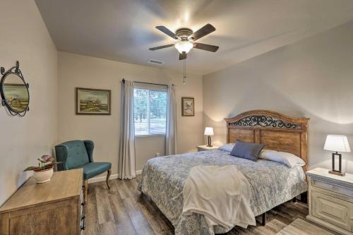 弗拉格斯塔夫Bleu Hill Cottage Ski Snow Bowl and Hike Flagstaff!的一间卧室配有一张床和吊扇