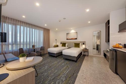 彭里斯Littomore Suites Kingswood的酒店客房带两张床和厨房