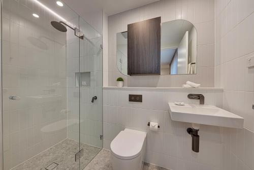 彭里斯Littomore Suites Kingswood的浴室配有卫生间、盥洗盆和淋浴。