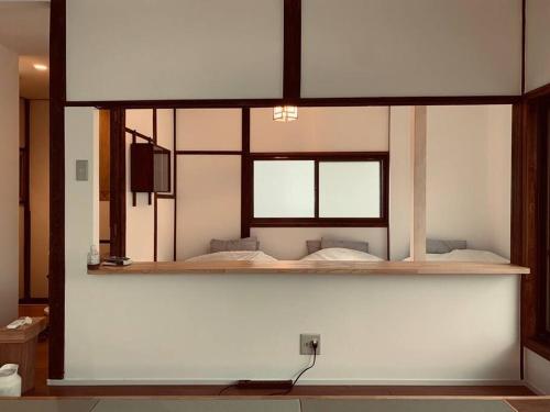 东京Bird Place log Tokyo #KS1的墙上设有两张床的房间
