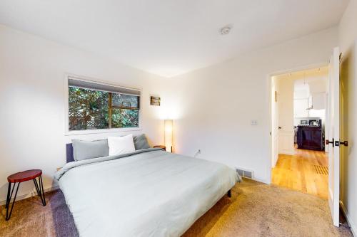 西雅图Woodlawn Escape的白色的卧室设有一张大床和一个窗户