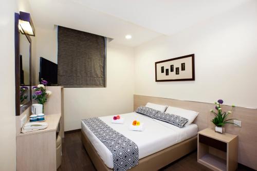 新加坡Hotel 81 Fuji的酒店客房,配有床和电视