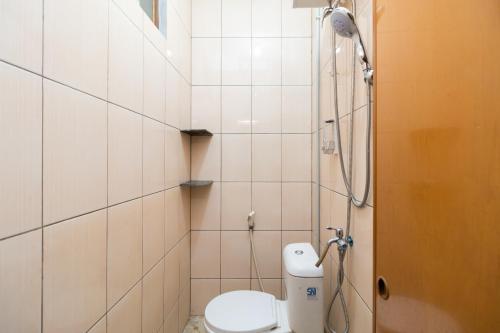 当格浪RedDoorz near RS Sari Asih Cipondoh的一间带卫生间和淋浴的小浴室