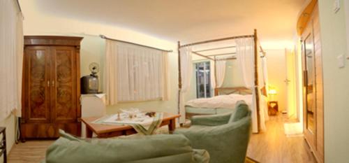 霍佩加尔滕La Vida Suite的客厅配有床和沙发