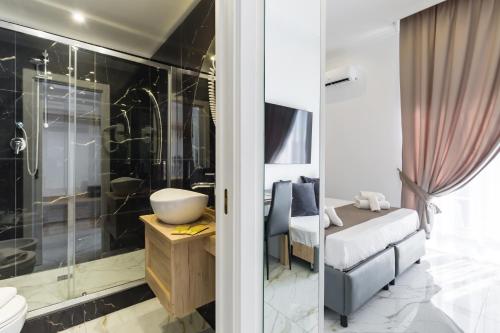 那不勒斯Hotel Sant'Angelo Palace的带淋浴、盥洗盆和卫生间的浴室
