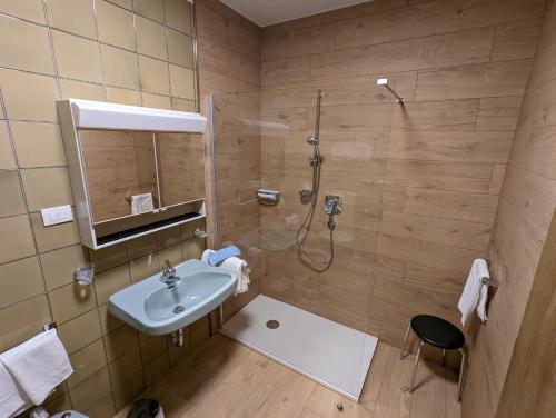 圣坎迪朵Residence Tempele的一间带水槽和淋浴的浴室