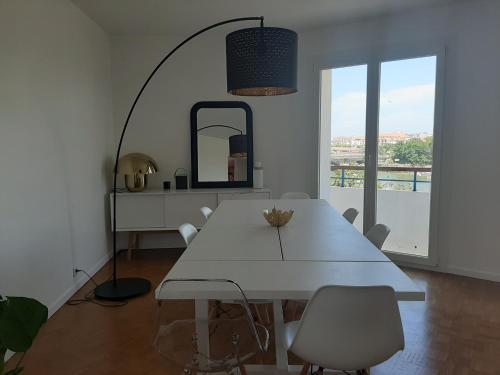 西布勒Appartement Ciboure, 4 pièces, 6 personnes - FR-1-239-554的白色的用餐室配有白色的桌椅