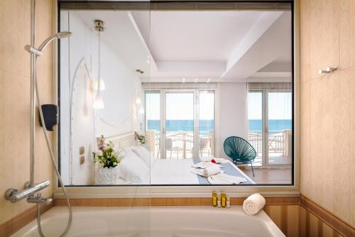 Potokáki海德里尔海滩乡村酒店的一间带浴缸的浴室,享有一个房间的景色