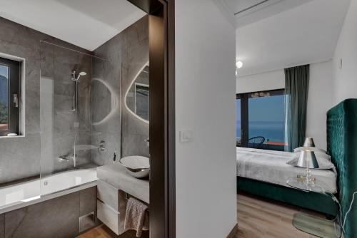 马卡尔斯卡Villa Nina 2, Makarska的带浴缸、床和淋浴的浴室