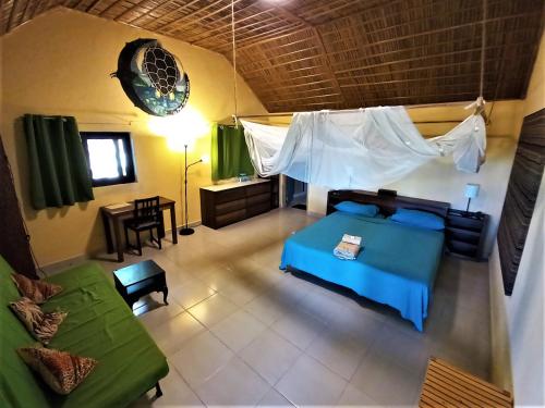 MohéliMoheli Laka Lodge的卧室享有空中景致,配有1张床和1张沙发