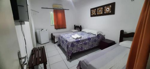 福塔莱萨Pousada Casa da Lucinha的小房间设有床和电视