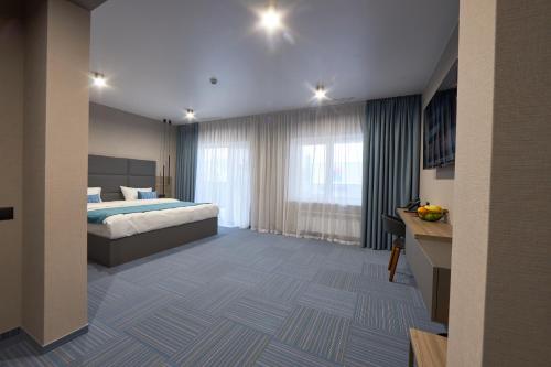 克列缅丘格Спа-готель ПОЛО-МЕДЛАЙФ的一间卧室设有一张床和一个大窗户