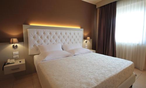 特罗佩阿Mediterranean Boutique Hotel的一间卧室设有一张大床和一个窗户。