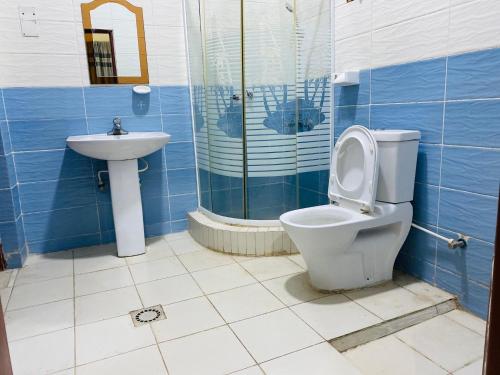 鲁亨盖里Virunga Homes的一间带卫生间和水槽的浴室