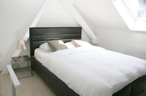 苏黎世VISIONAPARTMENTS Cramerstrasse 8-12 - contactless check-in的卧室配有一张带白色床单和枕头的大床。