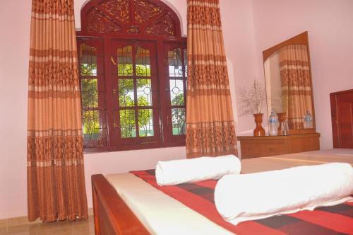 Gandara EastHimashi Sea View Homestay的一间卧室设有两张床和窗户。