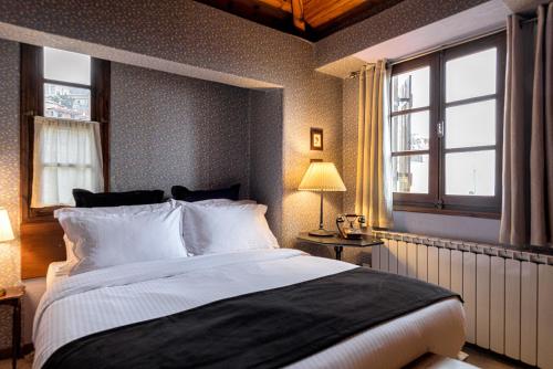阿拉霍瓦Arachova Wooden Chalet的一间卧室设有一张大床和一个窗户。