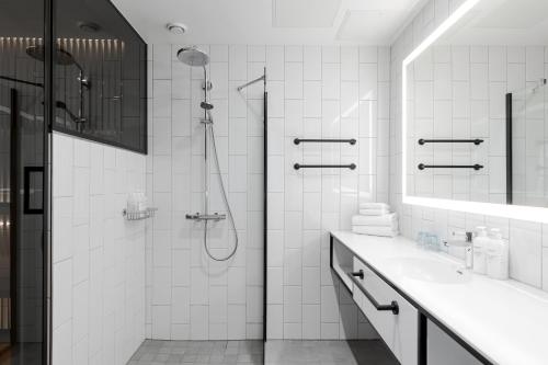 万塔布雷克索考斯弗拉明葛酒店的带淋浴和盥洗盆的白色浴室