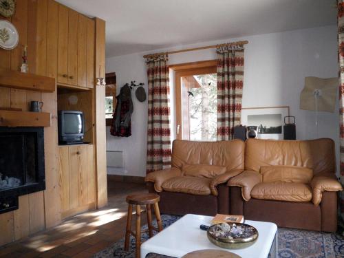 卡雷扎湖Carezza Units, Dolomites的客厅配有沙发和桌子