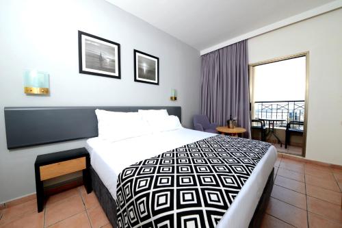 埃拉特埃拉特舒适酒店的酒店客房设有一张床和一个阳台。