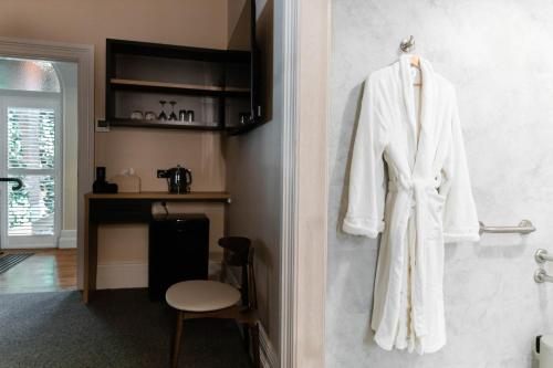 因弗雷尔Oxford on Otho的浴室墙上挂着白色的长袍