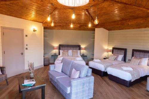 MoycullenWildlands Galway的一间带两张床和一张沙发的大卧室