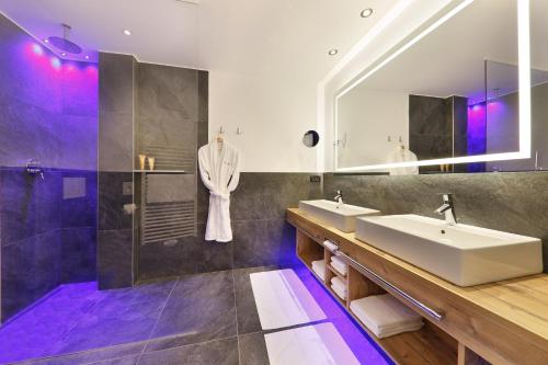 思科纳全景酒店的浴室设有2个水槽和镜子