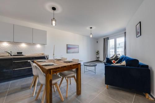 安锡Le Paradis - Beautiful T2 ideally located with garage的厨房以及带桌子和沙发的客厅。