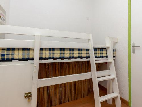塞尼奥斯Appartement Seignosse, 2 pièces, 4 personnes - FR-1-239-469的带梯子的客房内的双层床