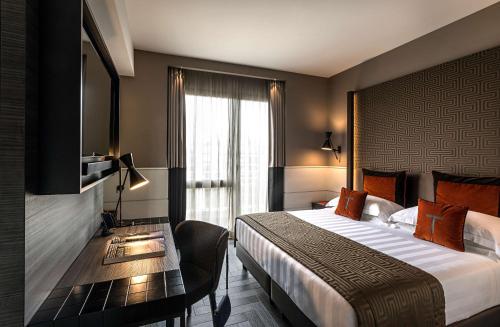 罗马The Tribune, part of JdV by Hyatt的酒店客房配有一张床、一张书桌和一台电视。