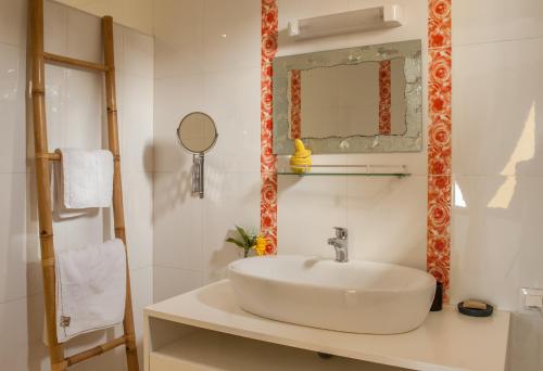 达喀尔126号别墅的白色的浴室设有水槽和镜子