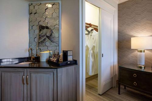 格林斯伯勒Grandover Resort & Spa, a Wyndham Grand Hotel的浴室配有带盥洗盆和镜子的梳妆台