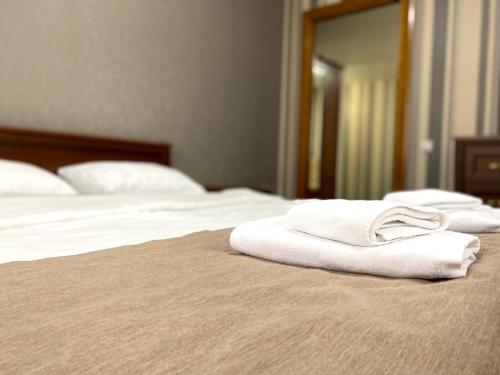基辅拉玛2号酒店的床上铺有白色毛巾的床
