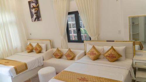 Phu YenParadise Hotel & Homestay access alley 100m的酒店客房,设有两张床和一张沙发