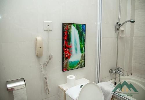 阿克拉Ange Hill Hotel的白色的浴室设有水槽和电话